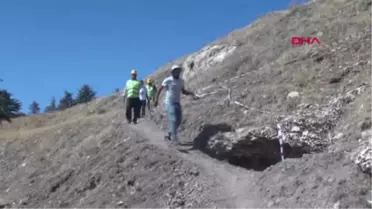 Elazığ Harput'taki Kazılarda Urartular Döneminine Ait 5 Kaya Mezar Bulundu