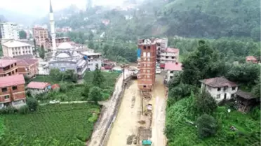 Çevre Ve Şehircilik Bakanlığı, Rize'de Dere Yatağına Kurulan 7 Katlı Apartman İçin Yıkım Kararı Aldı