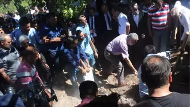 Hdp'li İbrahim Ayhan'ın Cenazesi Siverek'te Toprağa Verildi