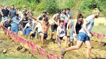 Kilyos'ta Çamurla Yarıştılar