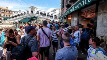 Venedik'te Akşam 19: 00'dan Sonra Alkol Şişesi Taşıma Yasağı Değerlendiriliyor