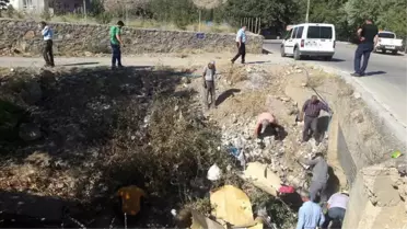 Belediye, Menfez ve Köprü Altlarını Temizledi