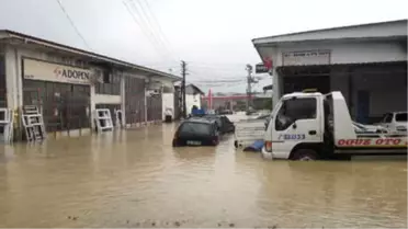 Kaynarca'daki Sağanakta Dere Taştı, Ev ve İş Yerlerini Su Bastı