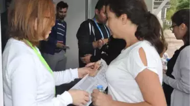 Sınav Güvenliği İçin Tel Tokalar Çıkarıldı, Kağıt Mendiller Çöpe Atıldı