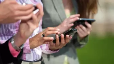 Ayda 4 Günümüzü Mobil Uygulamalarda Geçiriyoruz