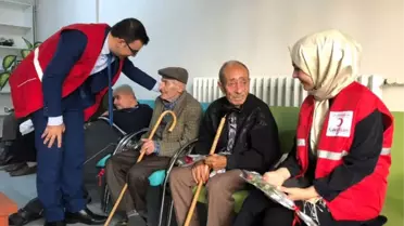 Genç Kızılay'dan Yaşlılara ve Öğrencilere Ziyaret