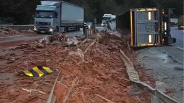 Kiremit Yüklü Tır Devrildi