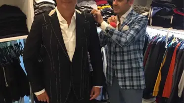 Yamalı Pantolonlu Çocuk Şimdi Ünlüleri Giydiriyor