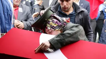 Nişanlısının Kamuflajını Giyip 'Hayallerimizi Çaldılar' Diye Gözyaşı Döktü