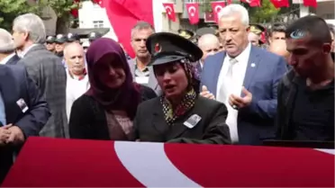 Nişanlısının Kamuflajını Giyip 'Hayallerimizi Çaldılar' Diye Gözyaşı Döktü