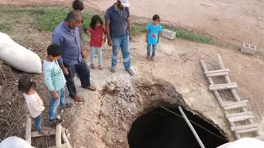 Köyün Ortasında Oluşan Dev Çukur, Büyük Paniğe Neden Oldu
