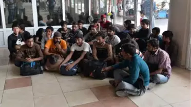 Afgan Kaçaklar, Araç Beklerken Yakalandı