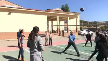 Vali Ustaoğlu, Öğrencilerle Voleybol Oynadı