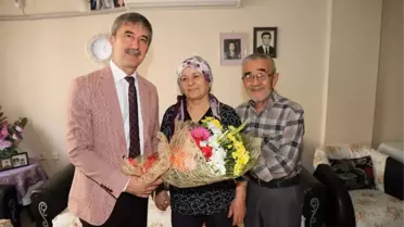 Başkan Şirin'den 50 Yıllık Evli Çifte Çerçeveli Evlenme Kütüğü Hediyesi