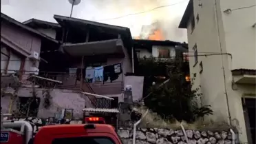 Yanan Ahşap Evden Yükselen Dumanlar Şehri Kapladı