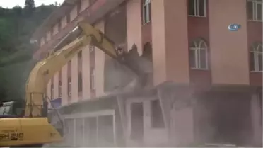 Dere Yatağındaki 7 Katlı Binanın Yıkımının Ardından 4 Katlı Bina da Yıkıyorlar