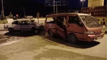 Otomobil ile Minibüs Çarpıştı: 10 Yaralı