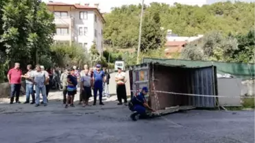 Kamyonet Kaldırımdaki Yayalara Çarptı: 2'si Çocuk 4 Yaralı