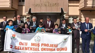 Kitap Okumak İçin Sokağa Aktılar