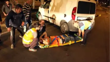 Aydınlatma Direğine Çarpan Araçtaki 2 Kişi Yaralandı