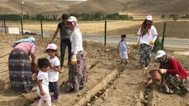 Otlukbeli'de Süs Bitkileri Eğitimi Verildi