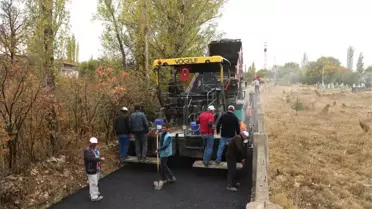 Başkan Çelik, Sarıoğlan'dan Sonra Akkışla'da Asfalt Çalışmalarına Katıldı ve Akkışlalılarla Bir...