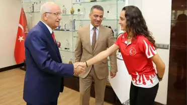 Atıcılık Dünya Şampiyonu Tarhan'dan Başkan Yaşar'a Ziyaret