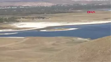 Van Gölü'ndeki 'Adacık', Suyun Çekilmesiyle Ortaya Çıktı