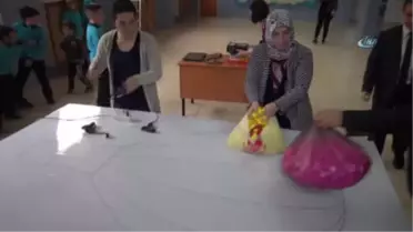 Engelli Konseyi Öğrencileri Plastik Kapaklardan Tablo Yaptılar