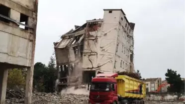 İnegöl'ün İlk Fabrika Binası Böyle Yıkıldı
