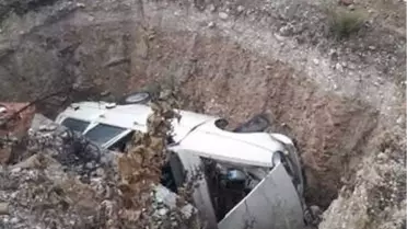 Kontrolden Çıkan Otomobil Yol Kenarındaki Çukura Devrildi: 1 Yaralı