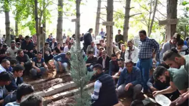 Baraj Gölünde Balık Avlarken Boğulan 3 Arkadaşın Cenazeleri Yan Yana Defnedildi