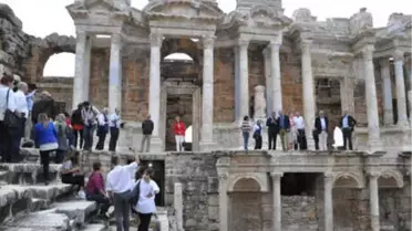 İngiltere Büyükelçisi Antik Tiyatroda 'İzmir Marşı' Okudu