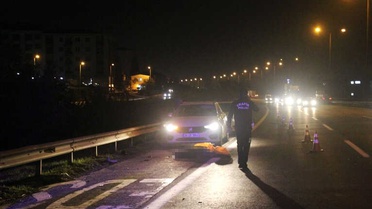 Tem'de Feci Kaza: Bozulan Aracın Başında Bekleyenlere Tır Çarptı
