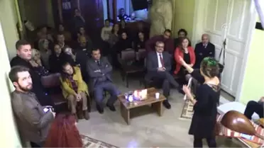Yetişkinler Mum ve Müzik Eşliğinde Masal Dinledi
