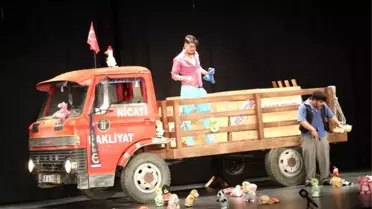 Kamyon' Manisalı Tiyatroseverleri Güldürdü