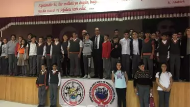 Dumesf Başkanı Ilıcak, Mecitözü'de Öğrencilerle Buluştu