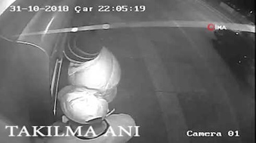 Polis, Atm Kartı Kopyalayanları Temizlikçi Kılığına Girerek Suçüstü Böyle Yakaladı