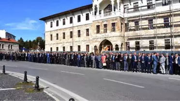 Sivaslılar, Yeni Valilerini Karşılamak İçin Uzun Kuyruk Oluşturdu