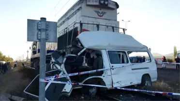 Tren Minibüse Çarptı: 2 Ölü