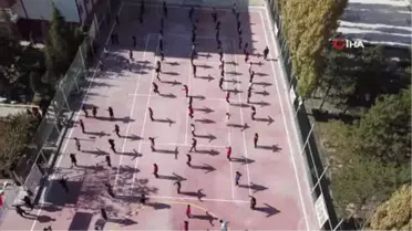 Bu Okulda Öğrenciler Önce İp Atlıyor Sonra Derse Giriyor