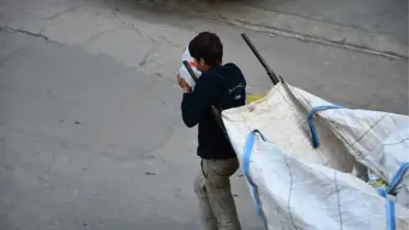 Bali Çekerek İşe Çıkan Kağıtçı Çocuk Şoke Etti