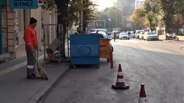 Saat 9'u 5 Geçe Elindeki Süpürge ve Küreğini Bırakarak Ata'yı Andı