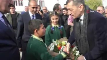 Karslı Öğrenci Bakan Selçuk ve Sanatçı Yavuz Bingöl'ü Kendine Hayran Bıraktı