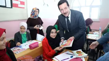 Başkan Tok, Öğrencilere Kitap Dağıttı