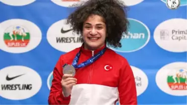 Milli Güreşçi Ayşegül Özbeğe'den Gümüş Madalya