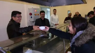 Rektör Taş'tan Vizeye Çalışan Öğrencilere Çorba İkram Etti