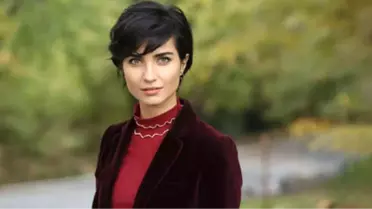 Emmy Ödülleri'nde Tuba Büyüküstün Rüzgarı! Kıyafetiyle Geceye Damga Vurdu