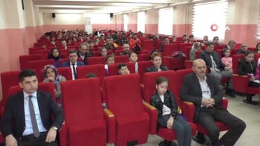 Öğrencilerin Önünde Hararetli Tartışma... Temsilcilik Seçiminde Öğrencisine Hazırladığı Metni...