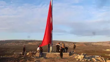 Yavuzeli Kalesine Dev Türk Bayrağı Dikildi